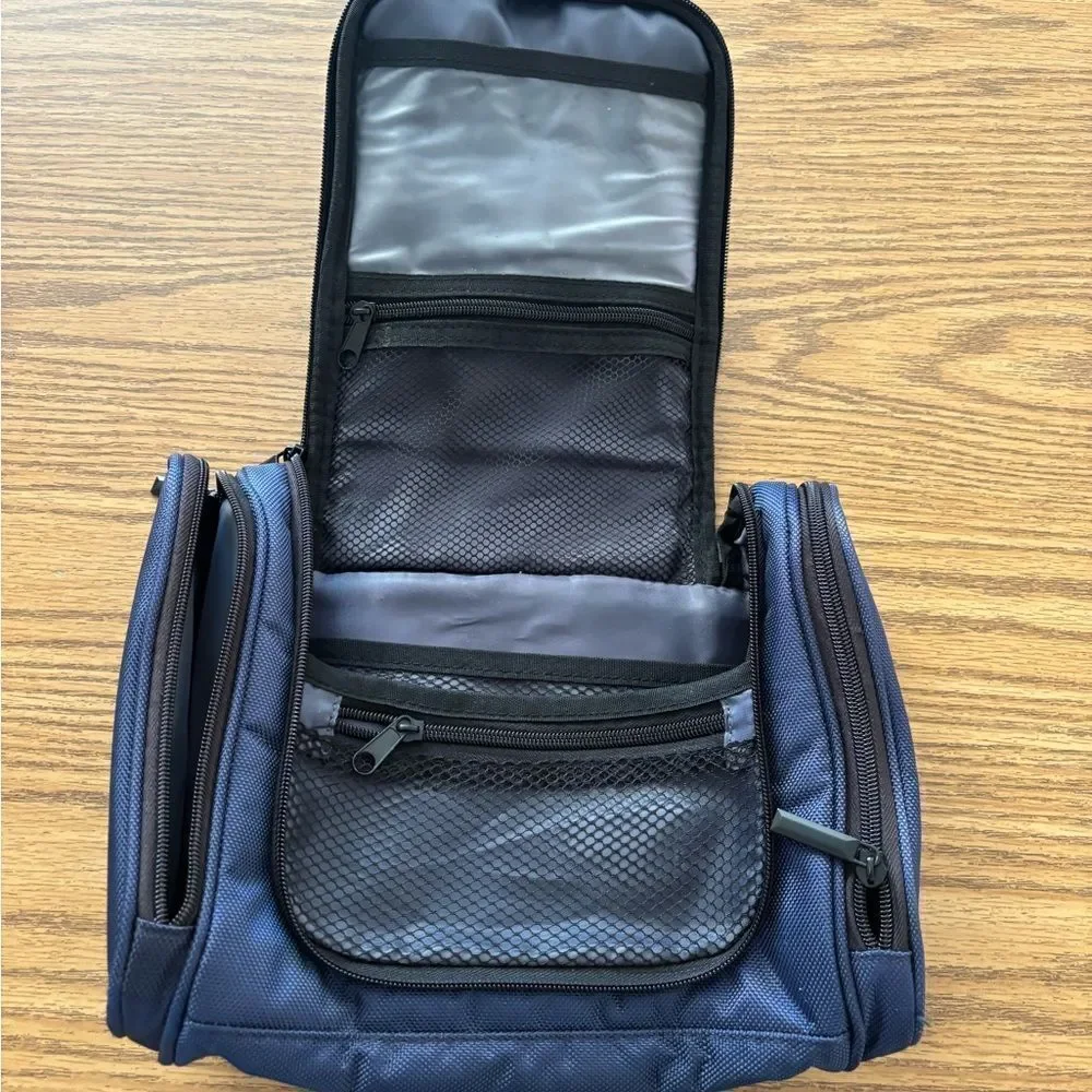 Navy Blue Men's Travel/Toiletry Bag, NWOT